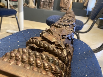 Een mahoniehouten bootsmast met eikenranken, Frankrijk of Itali&euml;, 18e eeuw